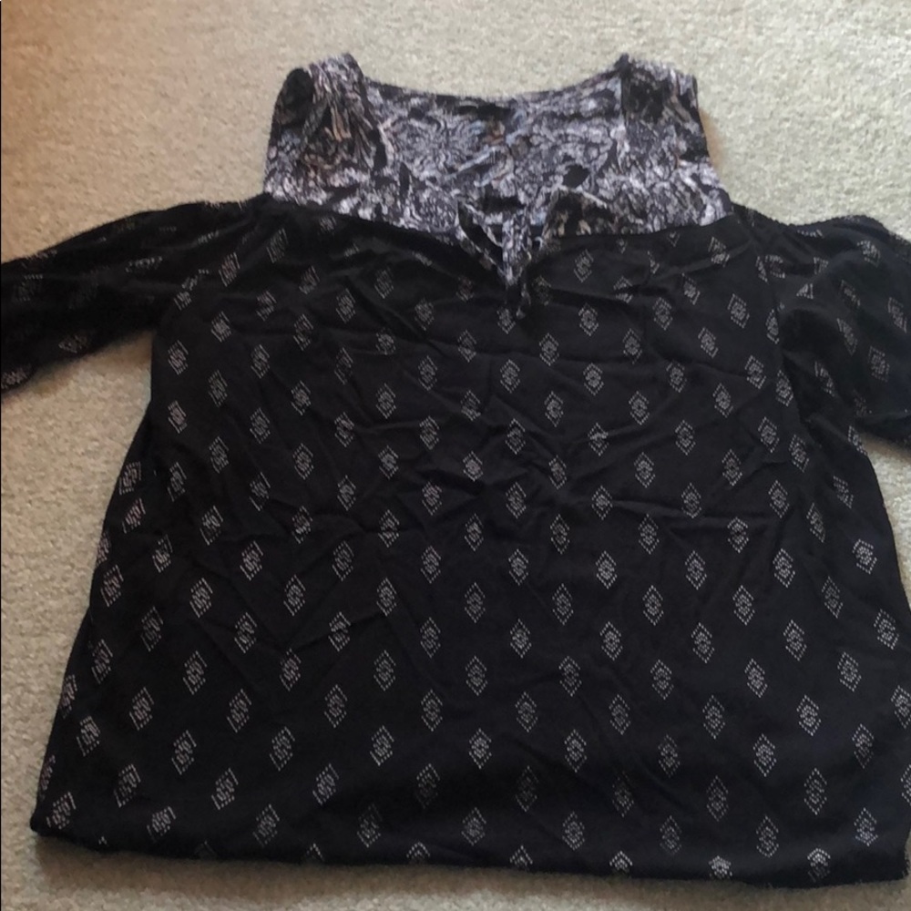 Ladies shoulderless top